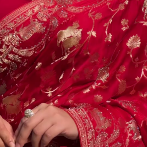 Red Bandhani Silk Woven Saree With Unstitched Blouse Piece