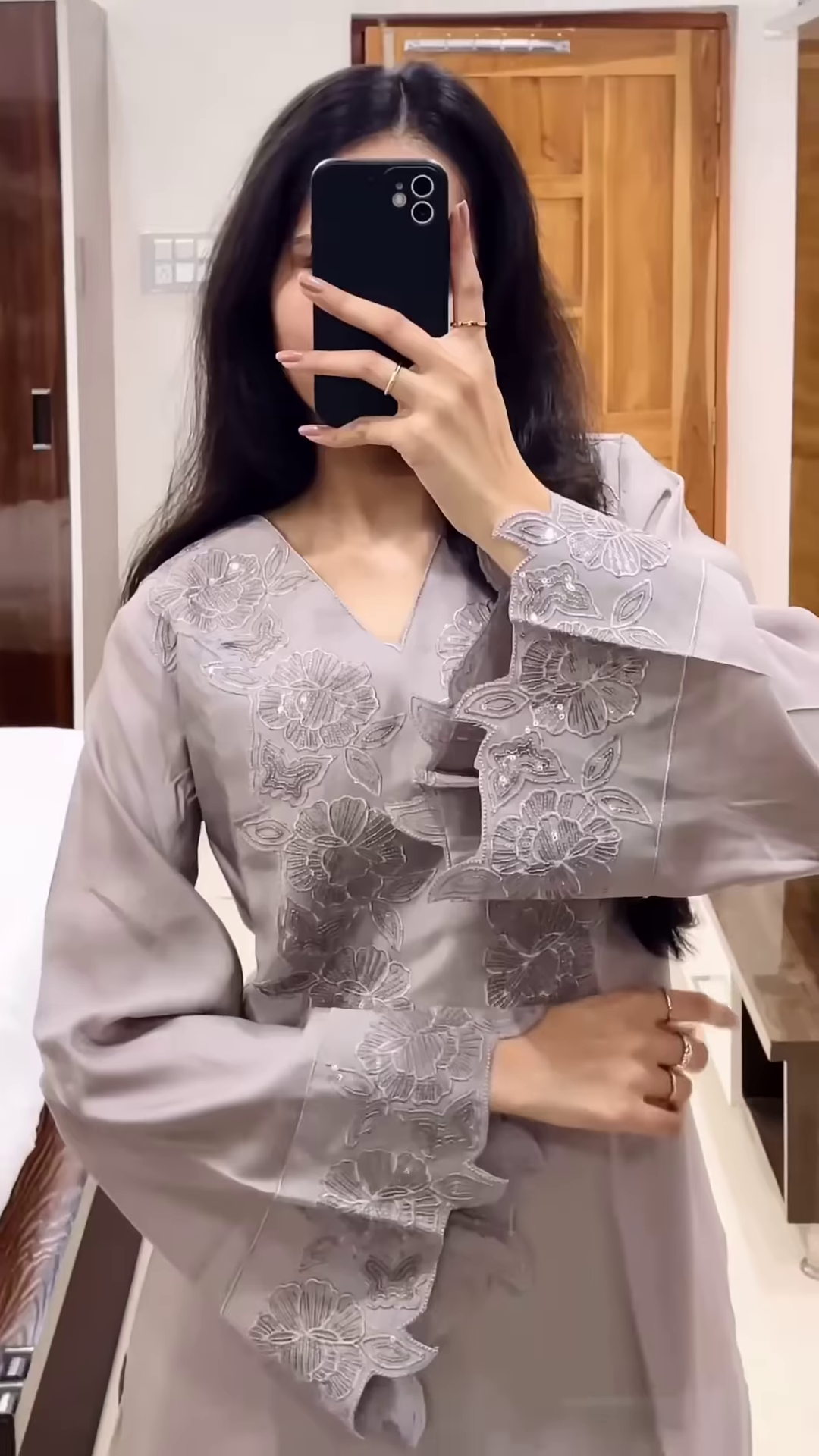 Cream Tulip-Print Kurta Set with Matching Pants – Elegant Floral Ethnicwear for Women - Image 8