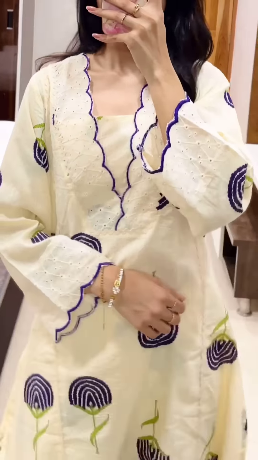 Cream Tulip-Print Kurta Set with Matching Pants – Elegant Floral Ethnicwear for Women - Image 3